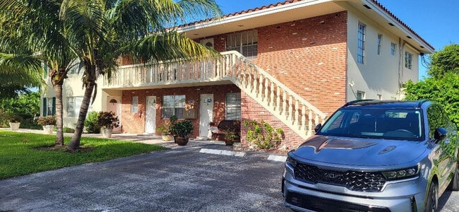 5240 NE 14th Way in Fort Lauderdale, FL - Building Photo - Building Photo
