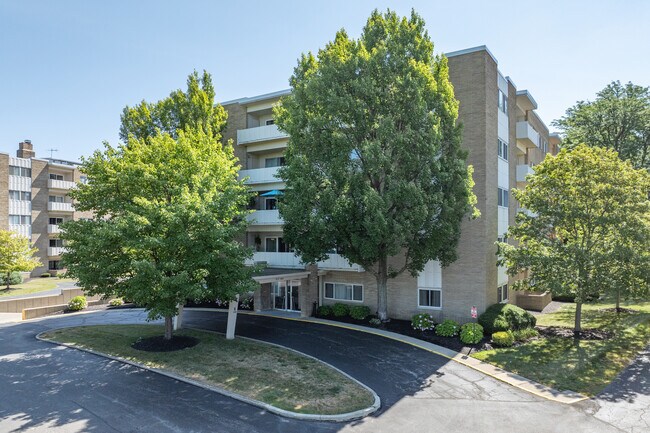 Cliff Towers Building B in Rocky River, OH - Building Photo - Building Photo