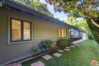 2559 Hutton Dr in Beverly Hills, CA - Building Photo - Building Photo