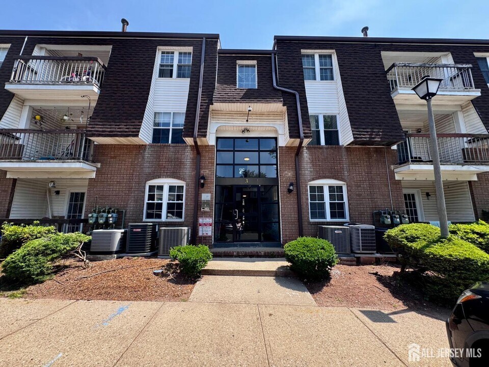 311 Green Hollow Dr in Iselin, NJ - Building Photo