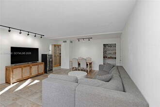 9394 SW 77th Ave in Miami, FL - Building Photo - Building Photo
