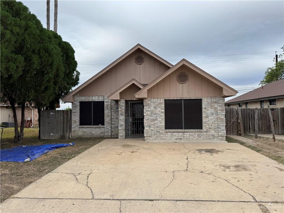 2205 Lake View Dr in Mission, TX - Building Photo