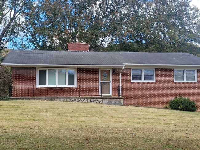 21 Pilipinas Dr in Waynesville, NC - Building Photo - Building Photo