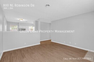 800 N L Robinson Dr in Arlington, TX - Building Photo - Building Photo