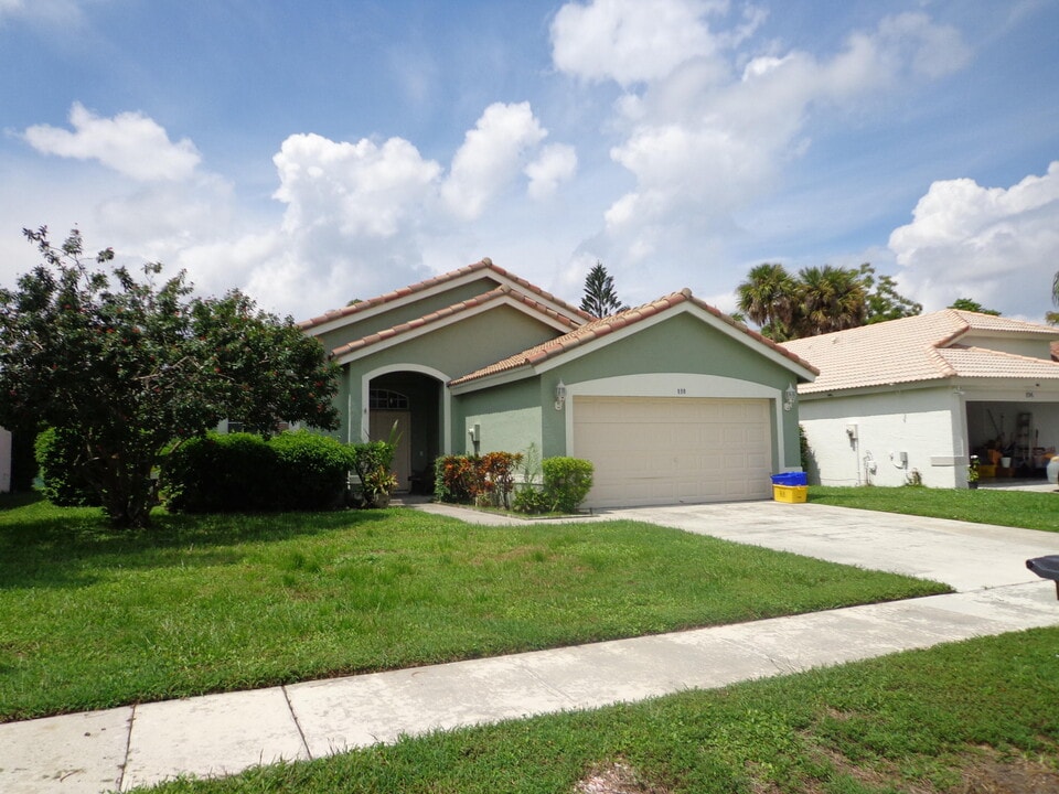 890 Lake Wellington Dr in Wellington, FL - Building Photo