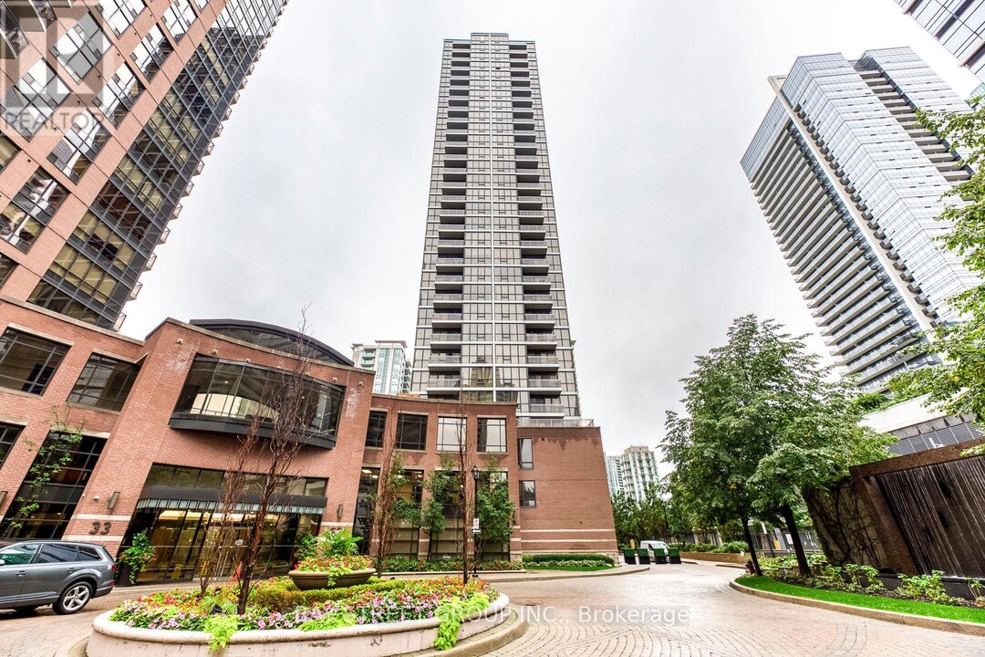 23-1023 Sheppard Ave E in Toronto, ON - Building Photo