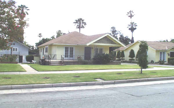 392-406 Douglas St in Pasadena, CA - Foto de edificio