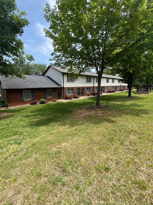 45 22nd Ave NE in Hickory, NC - Foto de edificio