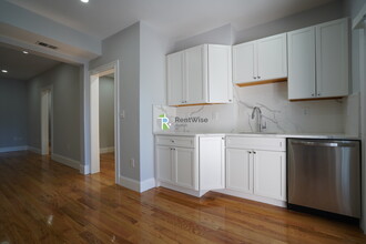 372 Beacon St, Unit 6 in Somerville, MA - Foto de edificio - Building Photo