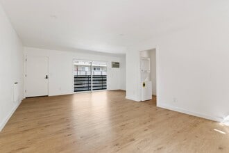 10795 Woodbine in Los Angeles, CA - Foto de edificio - Building Photo