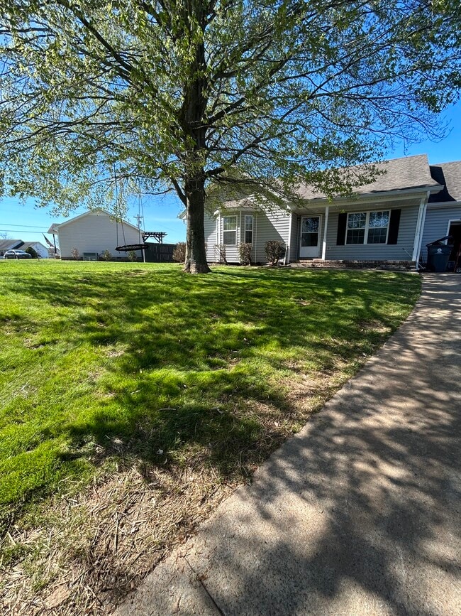 631 Hugh Hunter Rd in Oak Grove, KY - Building Photo - Building Photo