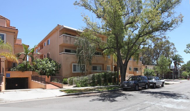 608 E Tujunga Ave in Burbank, CA - Foto de edificio - Building Photo