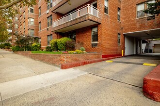 Warner House in Forest Hills, NY - Building Photo - Building Photo