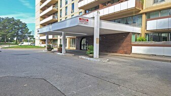 10 Ruddington Dr in Toronto, ON - Building Photo