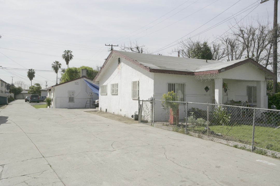 5800 Clara St in Bell Gardens, CA - Foto de edificio