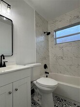 212 NE 41st St in Oakland Park, FL - Foto de edificio - Building Photo