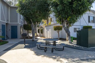 View Apartments in San Diego, CA - Foto de edificio - Building Photo