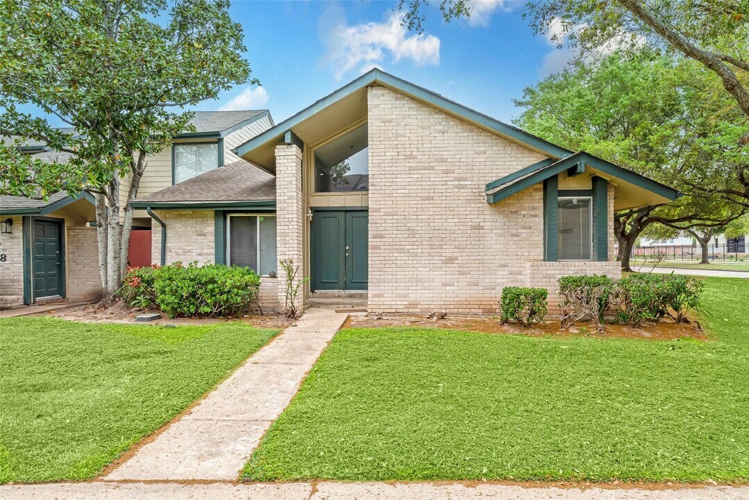 7180 S Dairy Ashford Rd in Houston, TX - Building Photo