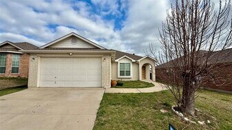 9904 Blue Bell Dr in Fort Worth, TX - Building Photo