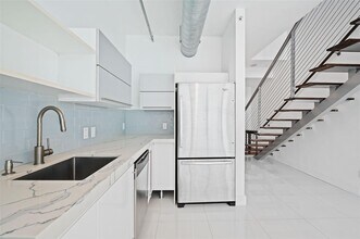 690 SW 1st Ct, Unit 2308 in Miami, FL - Foto de edificio - Building Photo