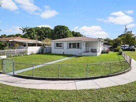 104 E 58th St in Hialeah, FL - Building Photo