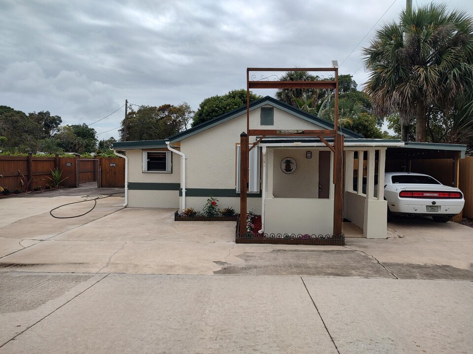 1330 NE Dixie Hwy in Jensen Beach, FL - Building Photo