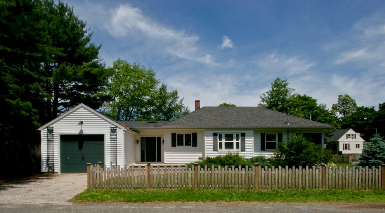 14 Laurel St in Great Barrington, MA - Foto de edificio