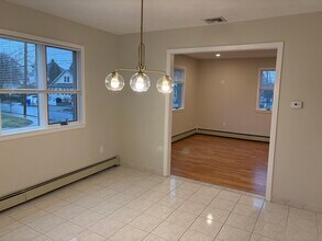 274 Derby St in Newton, MA - Foto de edificio - Building Photo