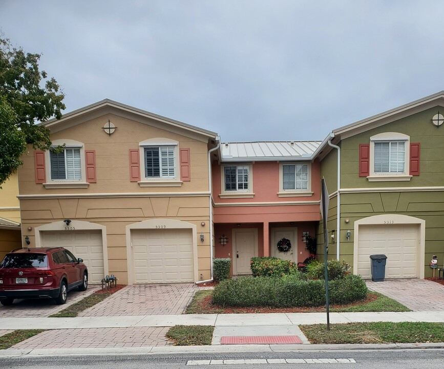 5309 SE Jennings Ln in Stuart, FL - Foto de edificio