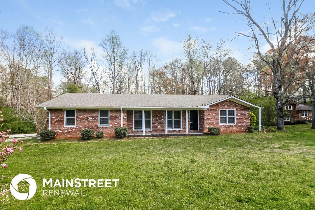 2774 Whisper Ct in Douglasville, GA - Building Photo