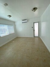 220 Collins Ave in Miami Beach, FL - Building Photo - Building Photo