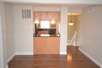 1537 Woodcrest Dr in Reston, VA - Foto de edificio - Building Photo