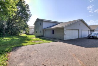 1008 Dutchman Dr, Unit 4 in Chippewa Falls, WI - Foto de edificio - Building Photo