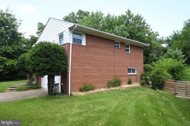 2016 Cascade Rd in Silver Spring, MD - Building Photo - Building Photo