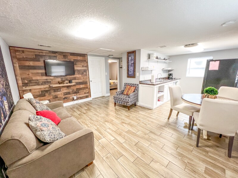 916 E M.L.K. Jr Blvd, Unit APT 2 in Tampa, FL - Building Photo