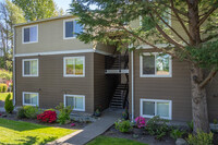 Village by the Lake in Everett, WA - Foto de edificio - Building Photo