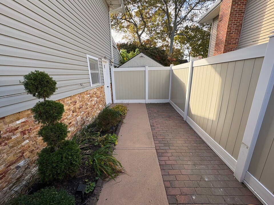 318 Claremont Ave in West Babylon, NY - Foto de edificio