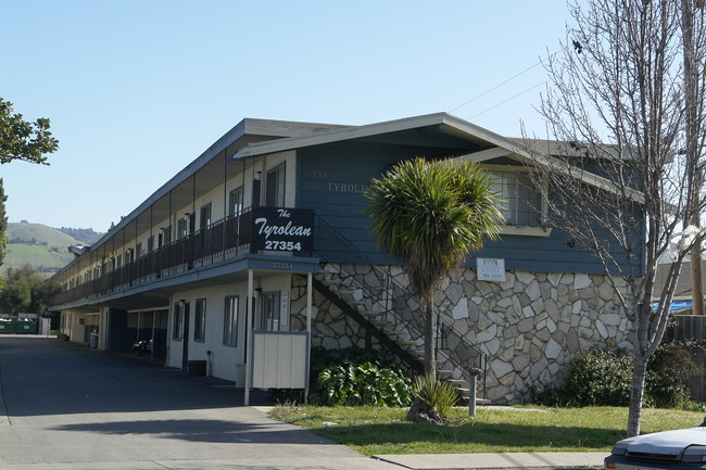 Blossom Apartments in Hayward, CA - Foto de edificio - Building Photo