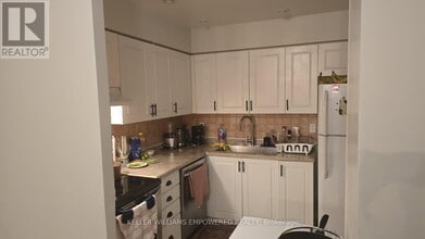 81 Townsgate Dr in Vaughan, ON - Building Photo - Building Photo