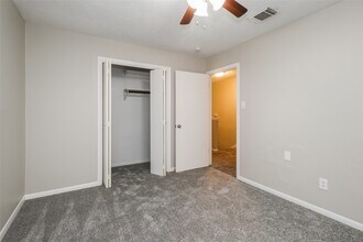 647 Mosswood Dr in Conroe, TX - Building Photo - Building Photo