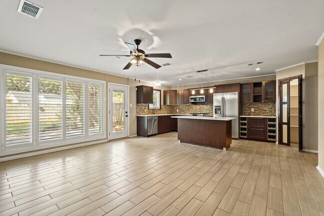 5319 Saxon Dr in Houston, TX - Building Photo - Building Photo