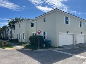 17065 SW 93rd St in Miami, FL - Foto de edificio - Building Photo