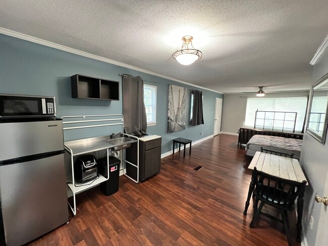 1240 Shady Oak Trl, Unit 1240 Studio