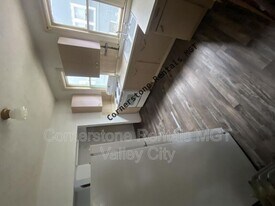 261 College St SE in Valley City, ND - Building Photo