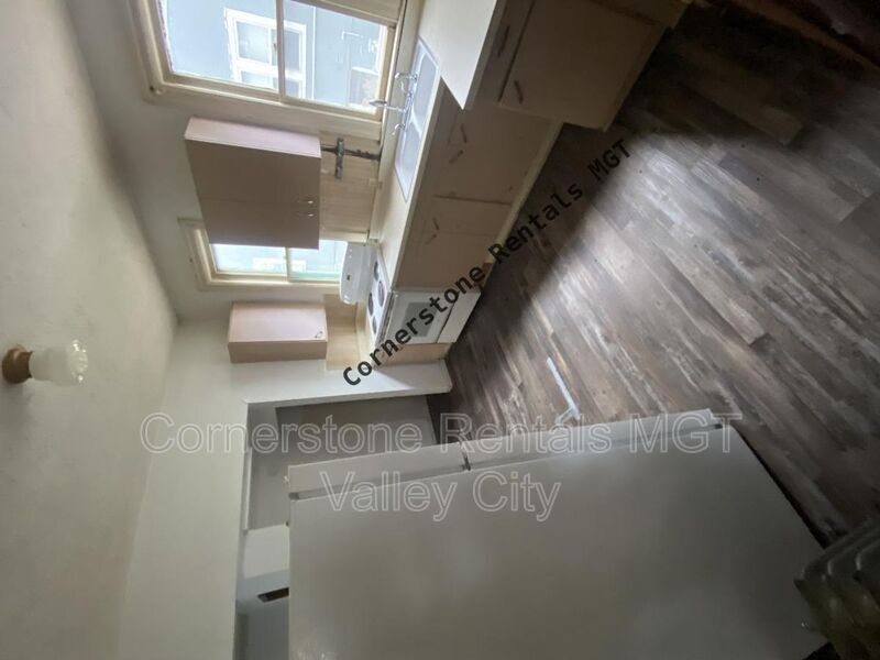 261 College St SE in Valley City, ND - Building Photo