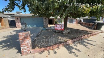 2730 W Seeger Ave in Visalia, CA - Building Photo