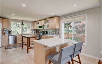 1400 SW Islander Ln in Oak Harbor, WA - Building Photo - Building Photo
