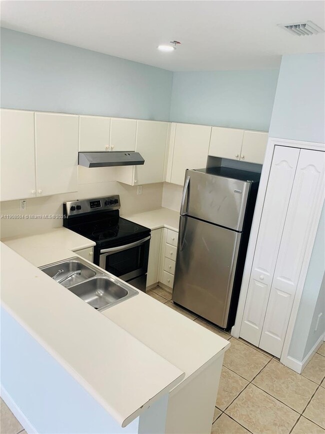 17800 NW 73rd Ave in Hialeah, FL - Building Photo - Building Photo