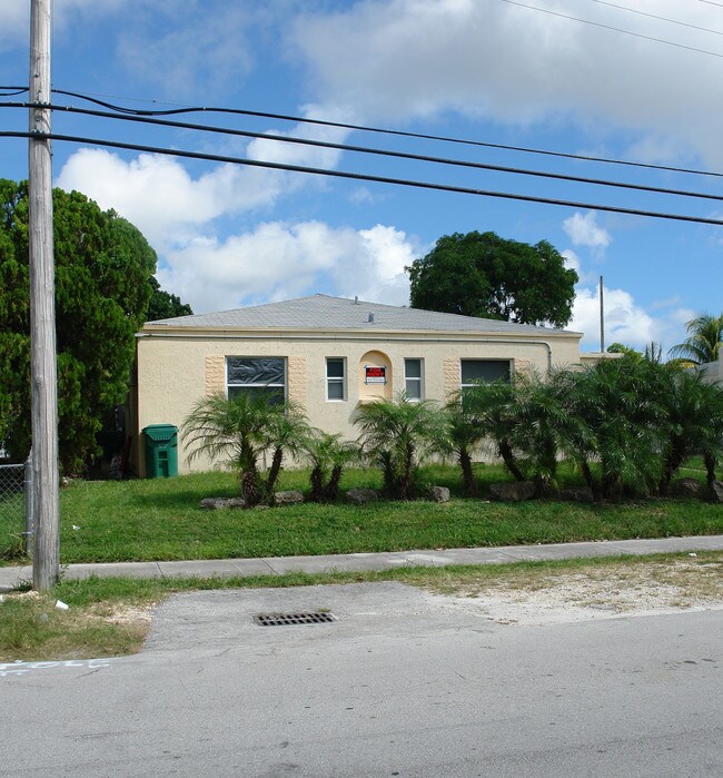 1245 NE 110th Ter in Miami, FL - Foto de edificio - Building Photo