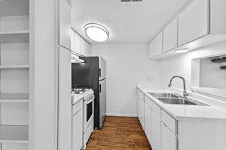 Miller Square & Spanish Trails in Austin, TX - Foto de edificio - Building Photo